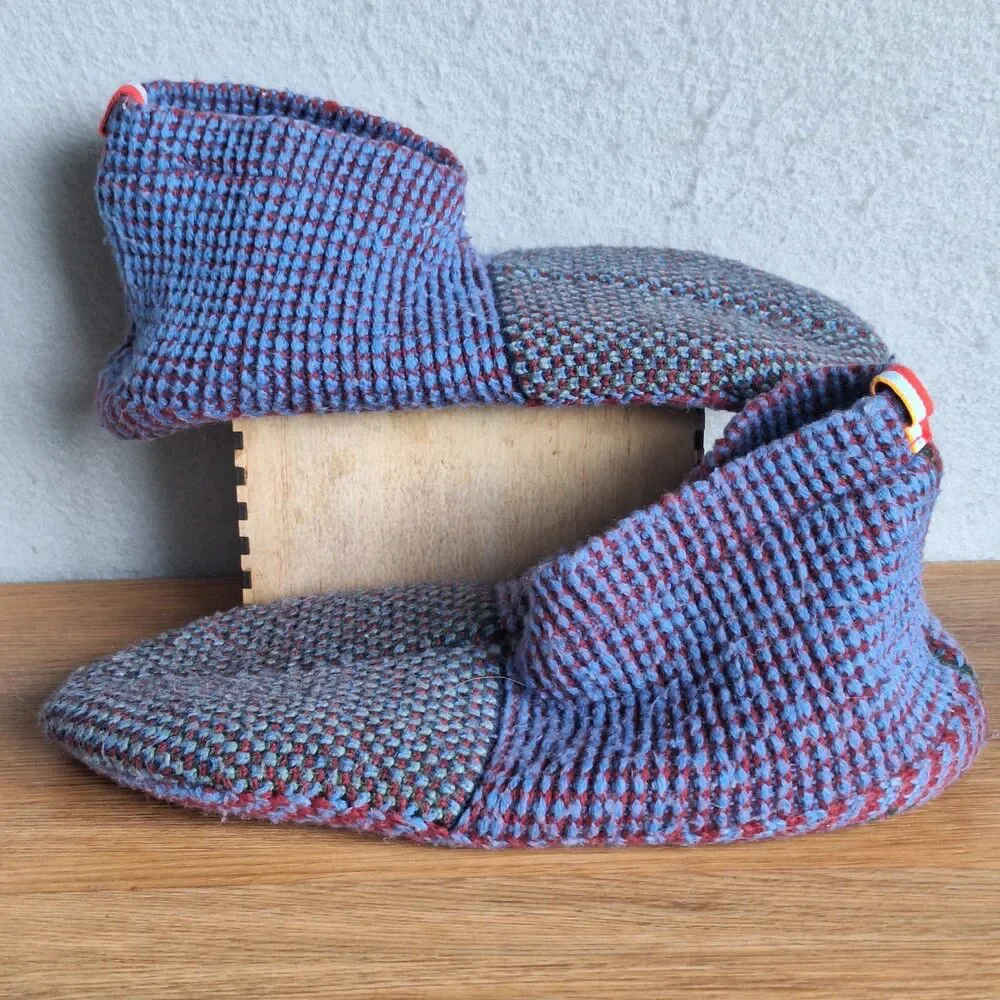 Bombas Merino Gripper Slippers Large Mens 10-12.5 Womens 12-14 Maroon Blue